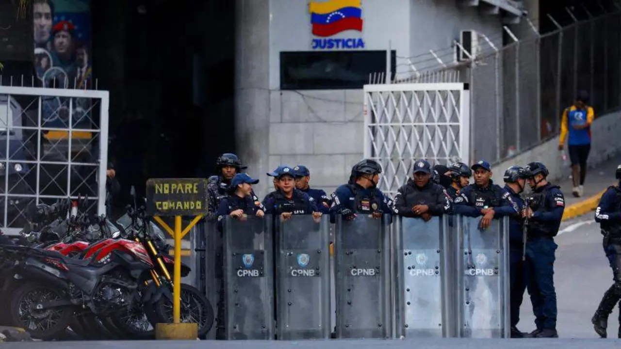 Efectivos del ej&eacute;rcito a las puertas de una de las prisiones.