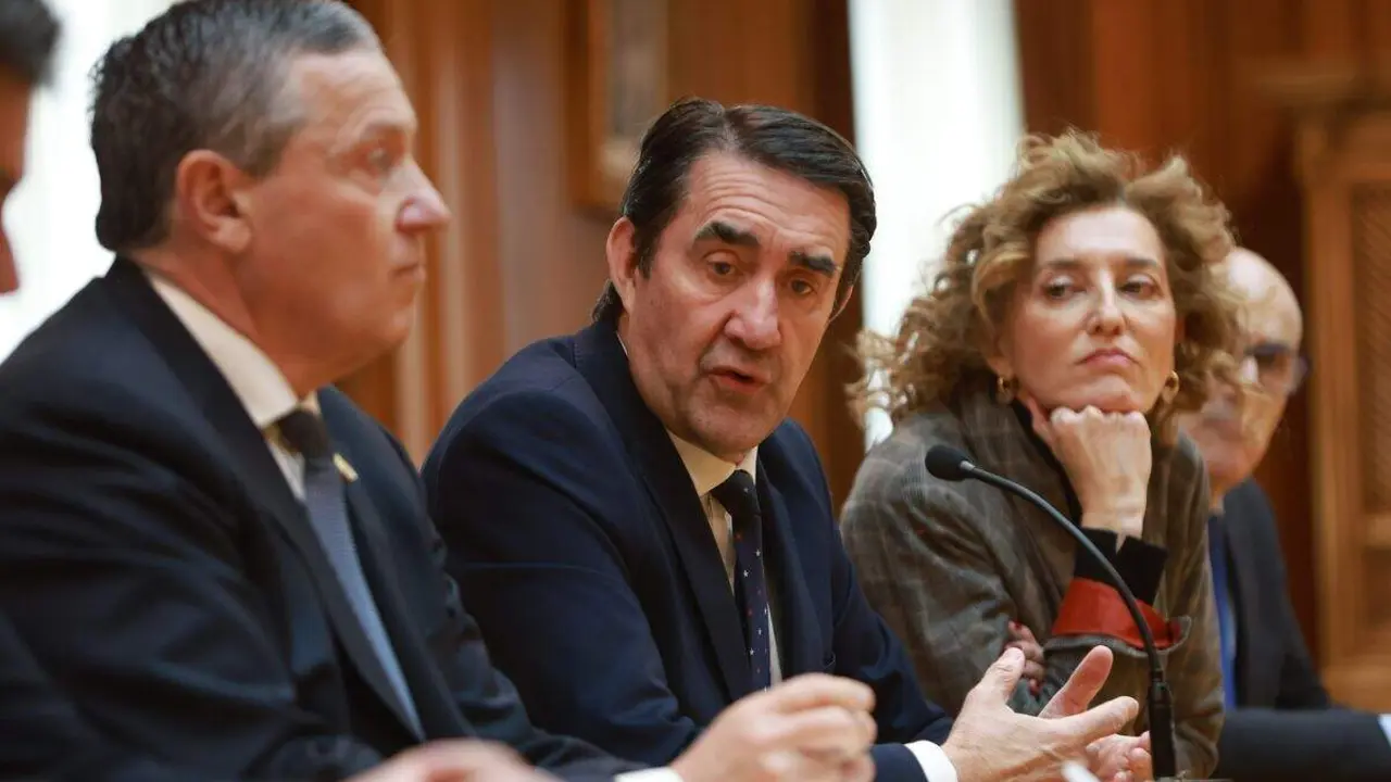 El consejero de Medio Ambiente, Vivienda y Ordenaci&oacute;n del Territorio, Juan Carlos Su&aacute;rez-Qui&ntilde;ones, firma un protocolo con la Diputaci&oacute;n de Zamora para la rehabilitaci&oacute;n de viviendas en desuso.