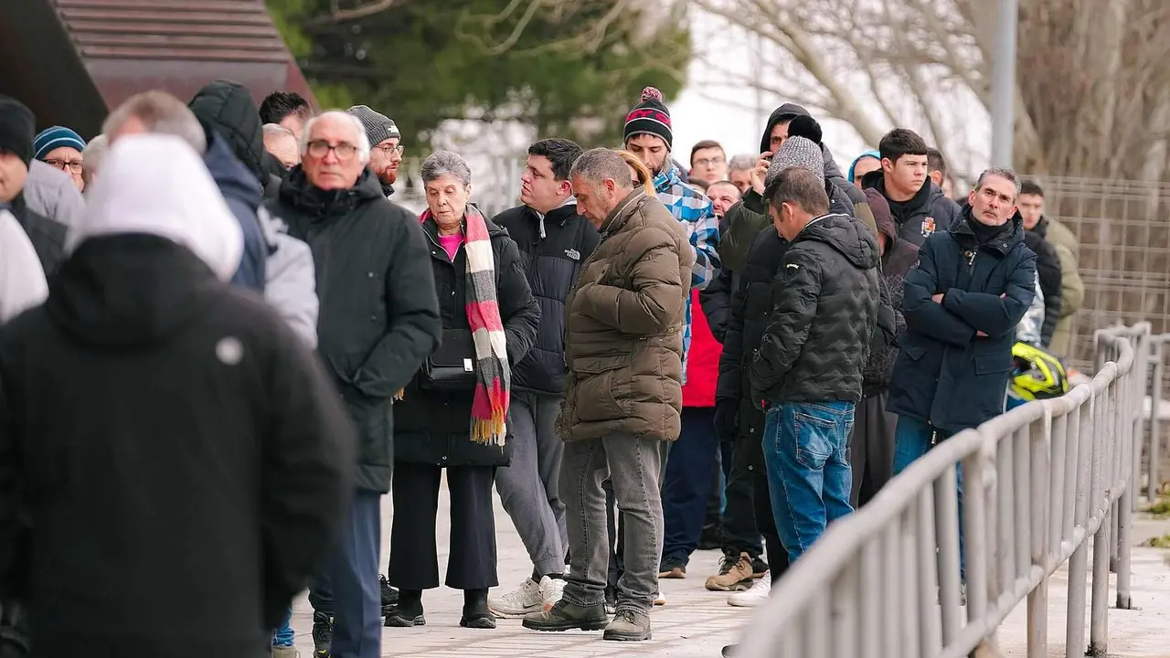 Colas de aficionados este viernes en el Reino de Le&oacute;n para conseguir entradas para el Athletic de Bilbao.