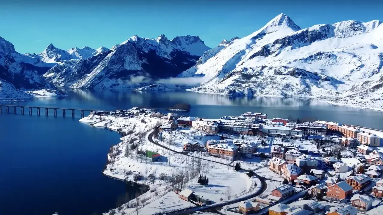 El embalse y las monta&ntilde;as del Parque Regional Monta&ntilde;a de Ria&ntilde;o y Mampodre convierten a esta localidad de Le&oacute;n en un destino singular, marcado por la belleza natural y por una historia de resiliencia colectiva. Fotos: Campillo