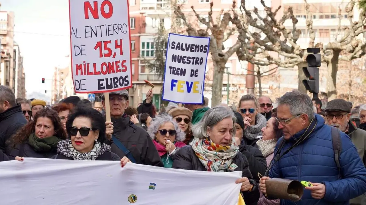 Concentraci&oacute;n frente a la estaci&oacute;n de Feve de Matallana para reclamar el regreso del tren de v&iacute;a estrecha al centro de la ciudad y rechazar que se cubra el trazado ferroviario.