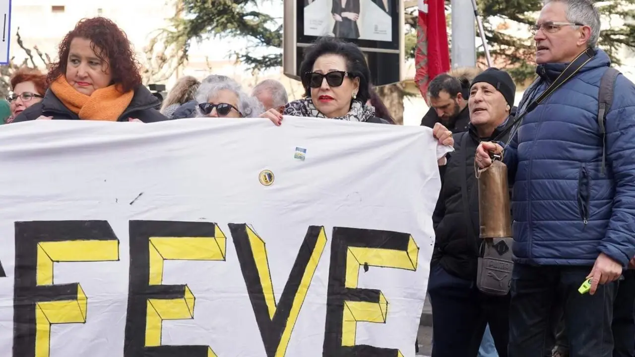 Concentraci&oacute;n frente a la estaci&oacute;n de Feve de Matallana para reclamar el regreso del tren de v&iacute;a estrecha al centro de la ciudad y rechazar que se cubra el trazado ferroviario.