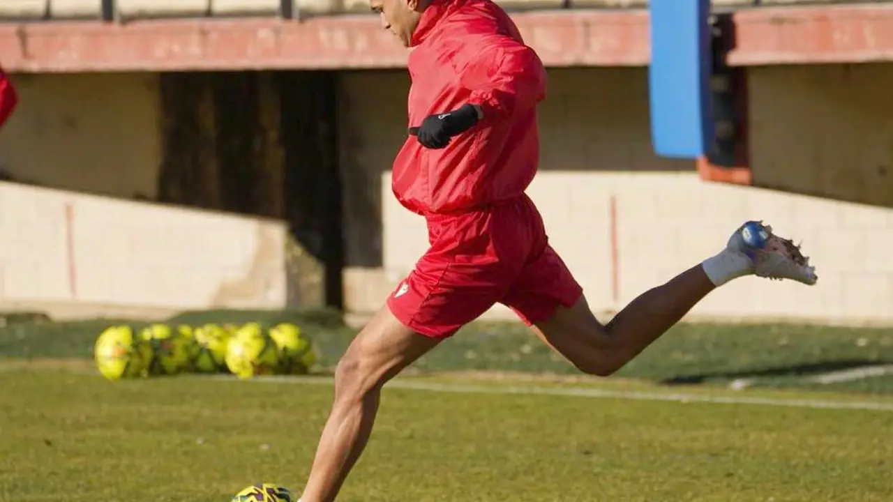 Mboula, durante un entrenamiento en el &Aacute;rea deportiva de Puente Castro.