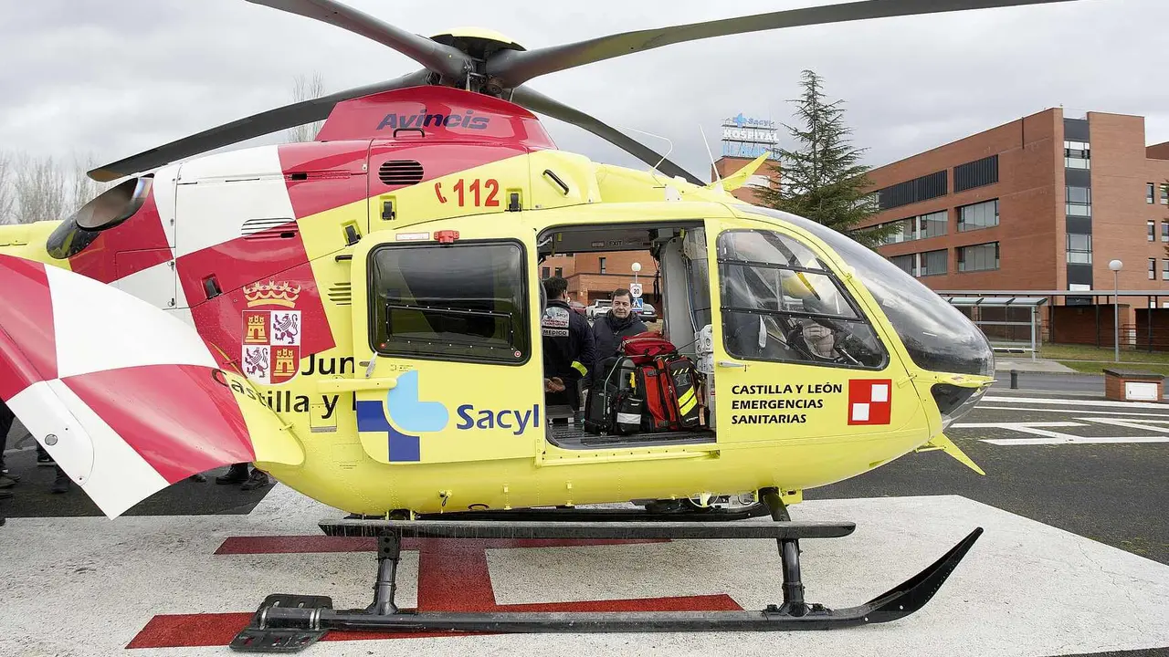 El presidente de la Junta de Castilla y Le&oacute;n, Alfonso Fern&aacute;ndez Ma&ntilde;ueco, durante la presentaci&oacute;n de las mejoras en transporte de emergencias sanitarias. Foto: C&eacute;sar S&aacute;nchez.