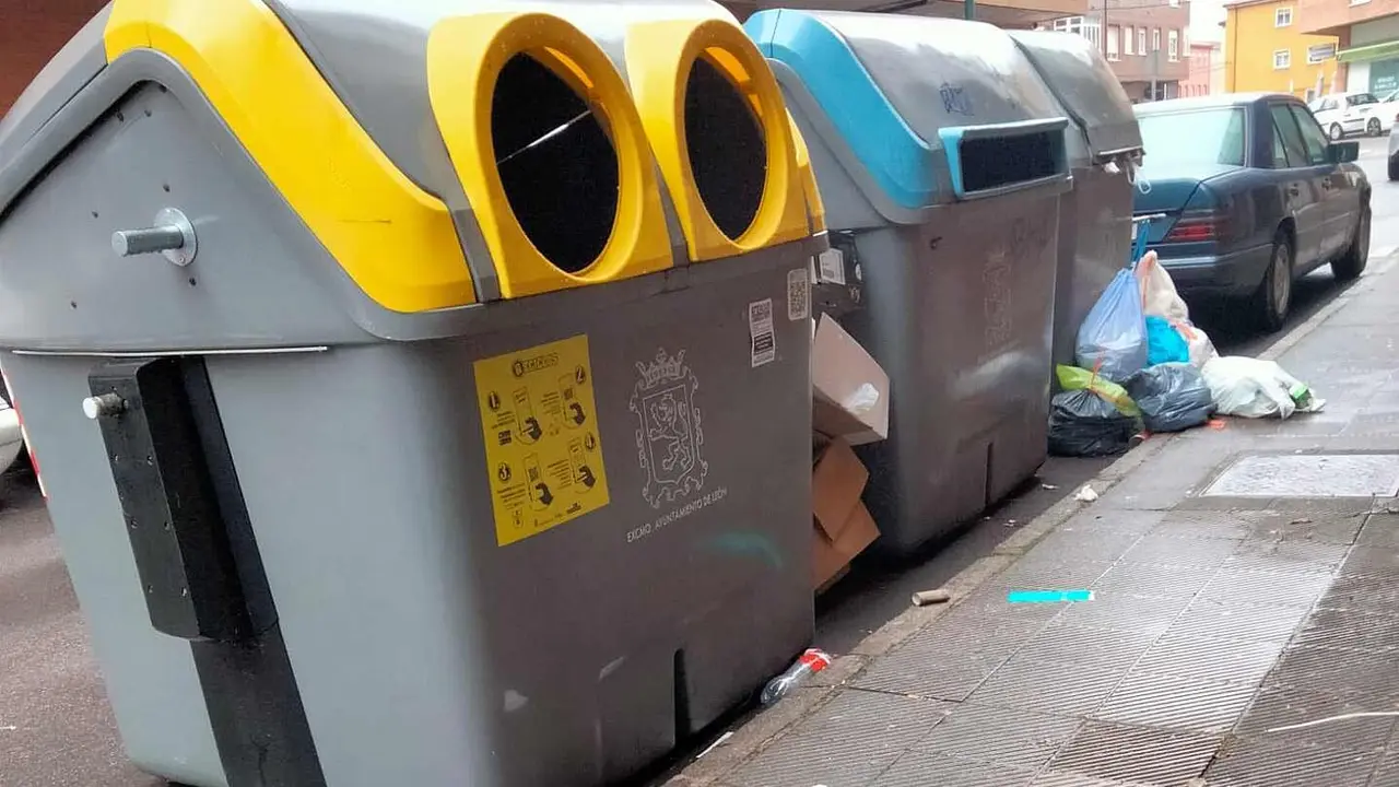 Contenedores en el Pol&iacute;gono X en una imagen facilitada por el PP municipal.