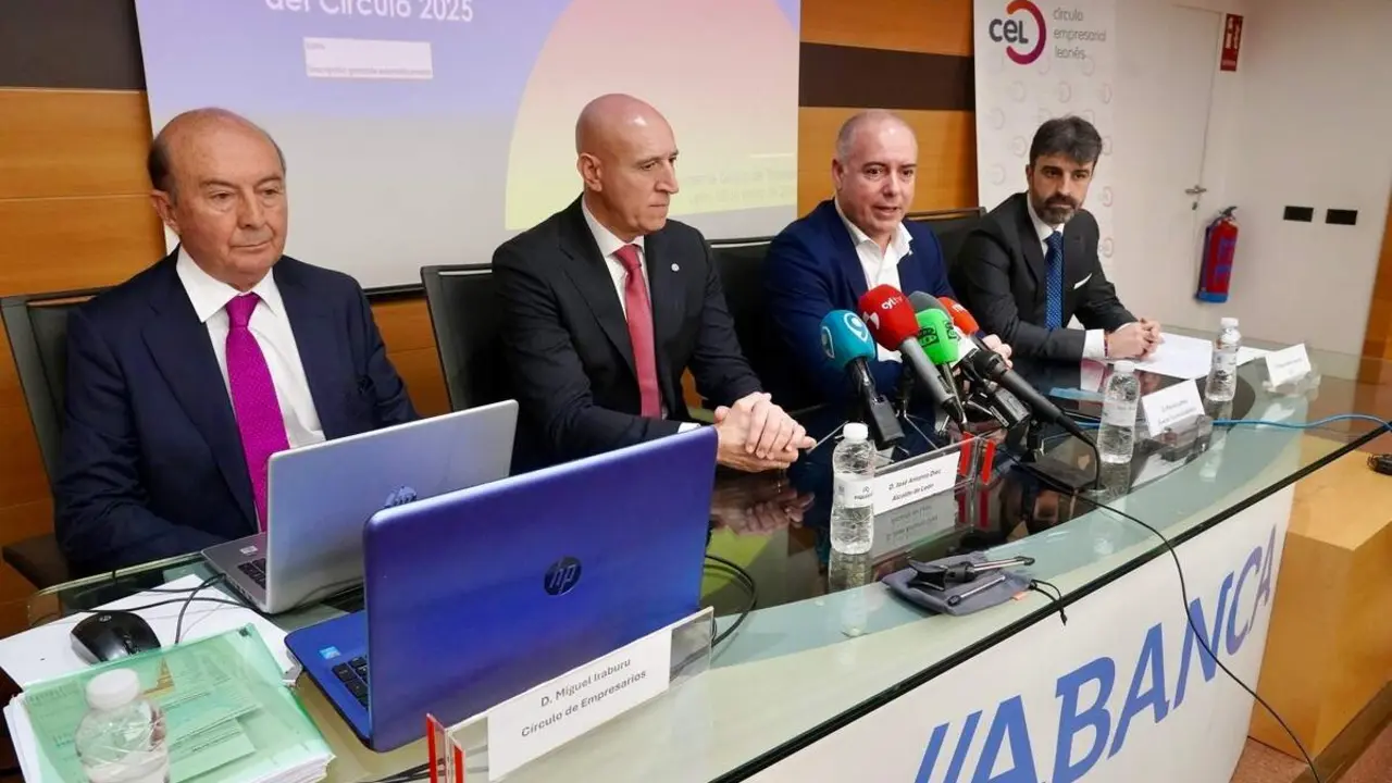 El tesorero del C&iacute;rculo Empresarial Leon&eacute;s, CEL, Pablo Roberto Herrero; el presidente del grupo de trabajo del CEL que ha elaborado la encuesta, Miguel Iraburu, acompa&ntilde;ados por el director territorial de Abanca Castilla y Le&oacute;n, Marcos Lamas, y el alcalde de Le&oacute;n, Jos&eacute; Antonio Diez, presentan los resultados de la Encuesta Empresarial C&iacute;rculo 2025.