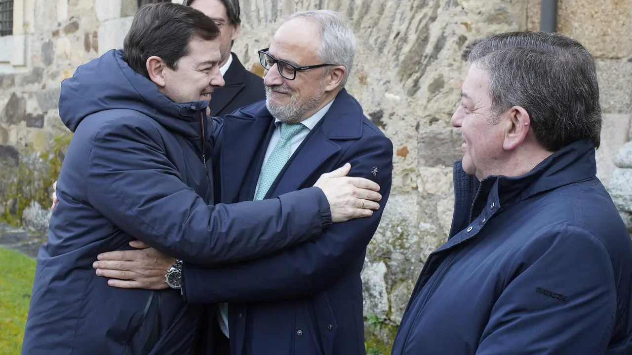 El presidente de la Junta de Castilla y Le&oacute;n, Alfonso Fern&aacute;ndez Ma&ntilde;ueco, junto al presidente del Consejo Comarcal del Bierzo, Olegario Ram&oacute;n, durante la firma del nuevo convenio marco