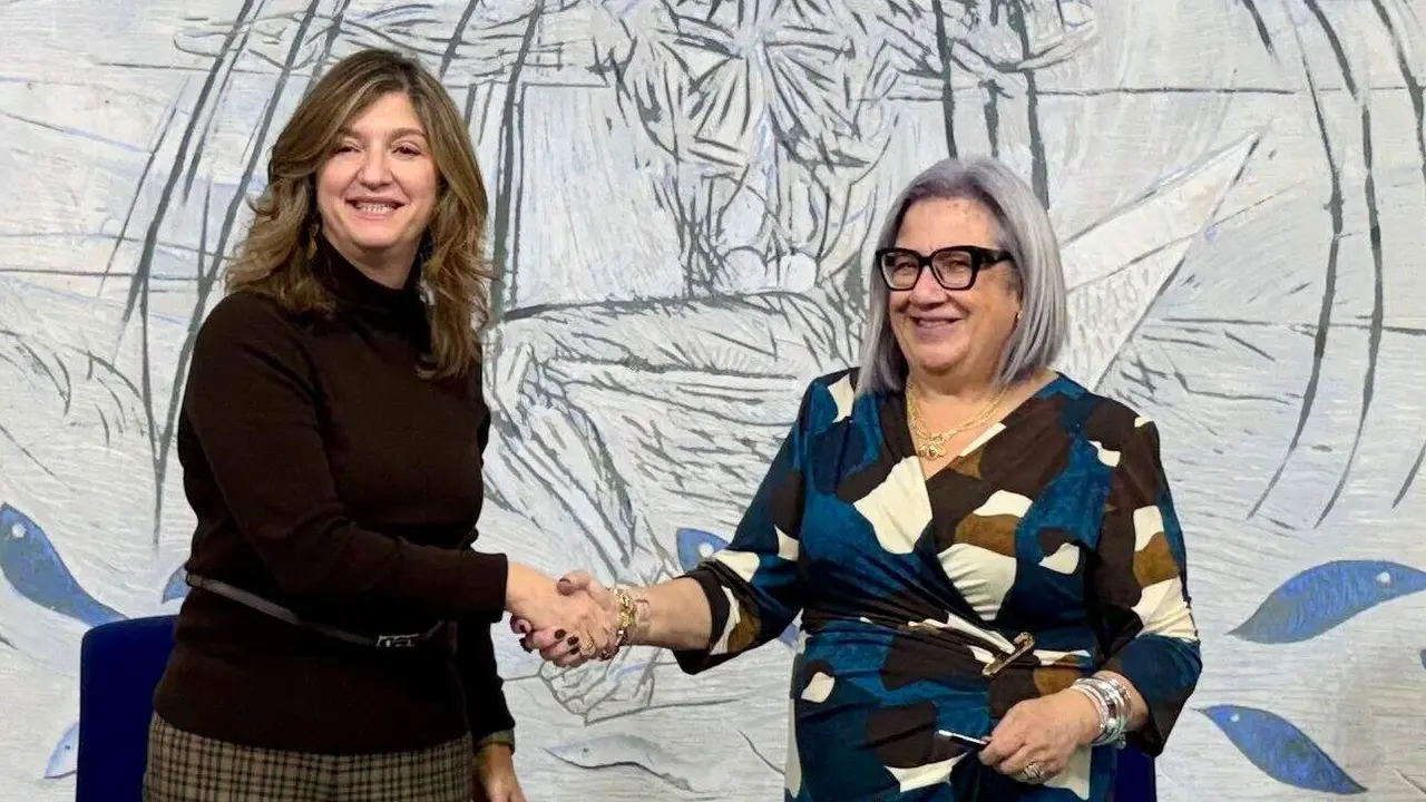 La rectora de la ULE, Nuria Gonz&aacute;lez, y la presidenta de Autismo Castilla y Le&oacute;n, Carmen Calvo, firman un convenio para impulsar entornos m&aacute;s accesibles y fortalecer la capacitaci&oacute;n educativa e investigadora