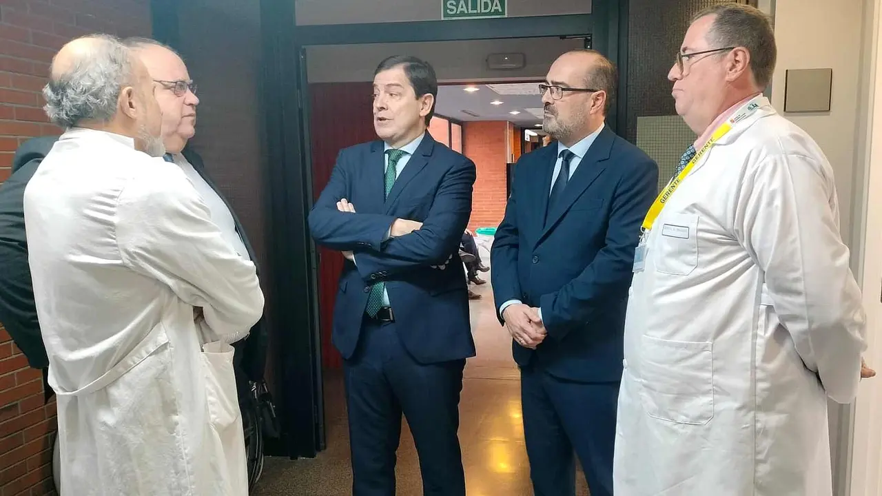 Alfonso Fern&aacute;ndez Ma&ntilde;ueco, junto al alcalde de Ponferrada, Marco Morala, en su visita al Hospital de El Bierzo.