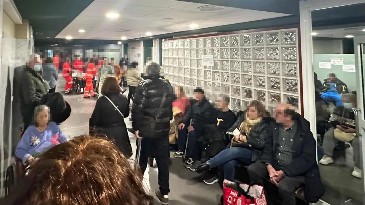 Imagen de Urgencias en el Hospital de Le&oacute;n durante las &uacute;ltimas horas con un 'tap&oacute;n sanitario' que bloquea el servicio.