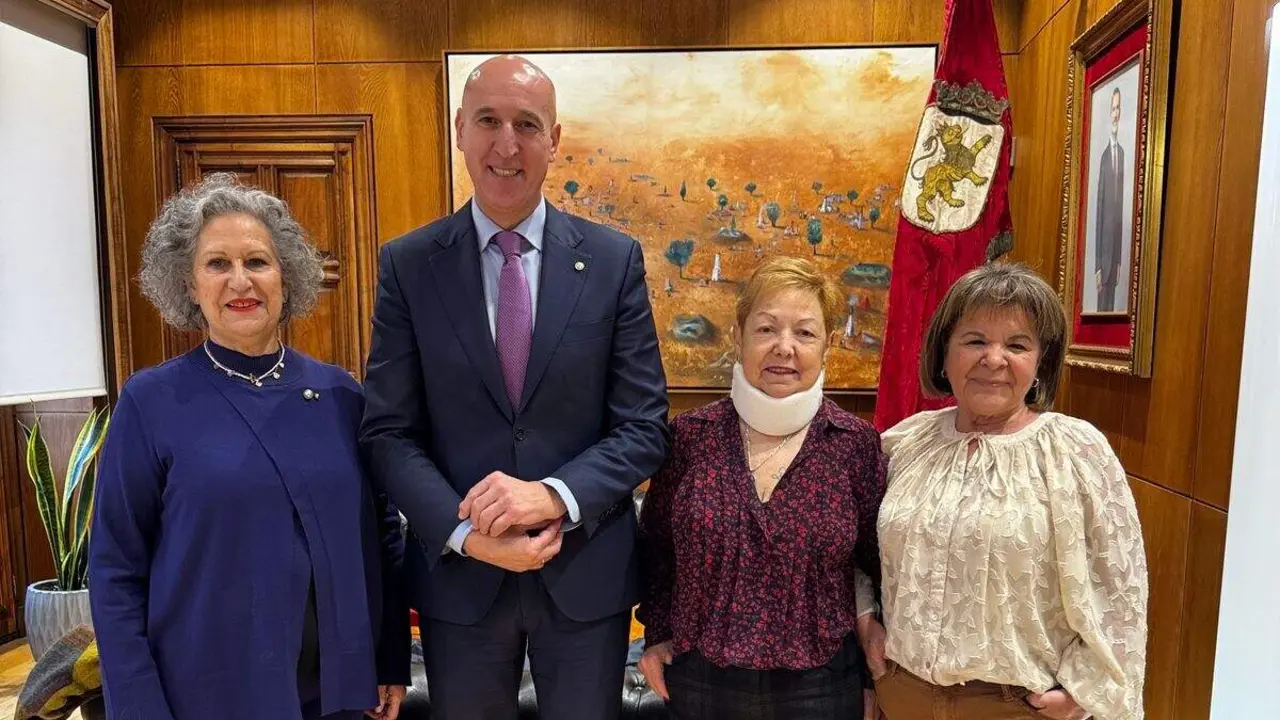El alcalde de Le&oacute;n, junto a las representantes de la Asociaci&oacute;n Cultural &Aacute;guedas de Le&oacute;n durante el encuentro previo a la celebraci&oacute;n de Las &Aacute;guedas el pr&oacute;ximo 7 de febrero. Foto: Ayto. Le&oacute;n
