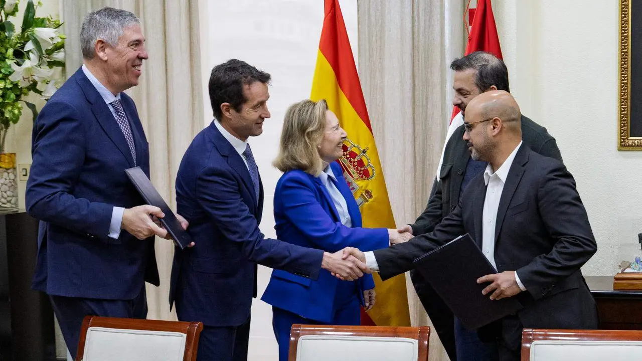 El Ministerio de Defensa ha acogido la firma del acuerdo definitivo entre Indra Group y EDGE Group para la creaci&oacute;n de una nueva empresa de fabricaci&oacute;n de defensa en Espa&ntilde;a, dedicada al desarrollo, producci&oacute;n y sostenimiento durante todo su ciclo de vida de municiones merodeadoras y sistemas inteligentes destinados a programas de defensa espa&ntilde;oles y europeos.
