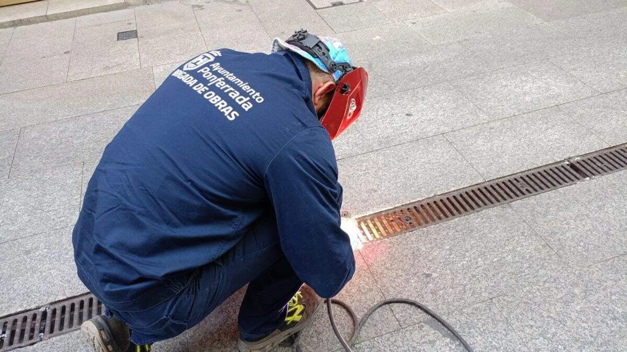Un trabajador de la Brigada de Obras del Ayuntamiento de Ponferrada. Foto: Ayto. Ponferrada