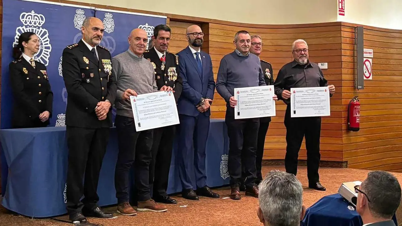 Le&oacute;n ha celebrado este martes el 202&ordm; aniversario de la creaci&oacute;n de la Polic&iacute;a Nacional con un acto institucional centrado en el reconocimiento a la dedicaci&oacute;n al servicio p&uacute;blico y en el homenaje a los agentes jubilados. El evento estuvo presidido por el subdelegado del Gobierno en Le&oacute;n, H&eacute;ctor Alaiz Moret&oacute;n, y reuni&oacute; a autoridades civiles, militares y judiciales.