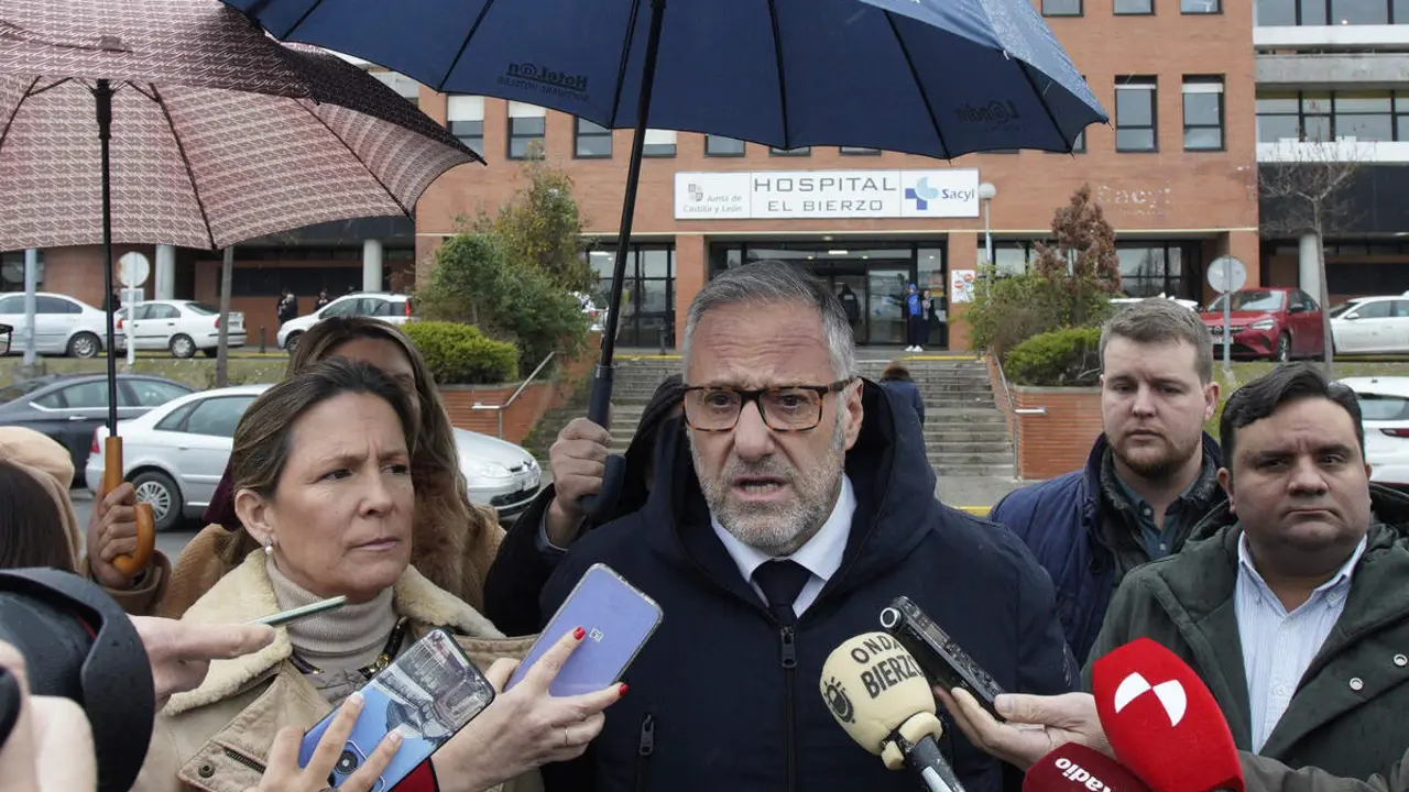 La portavoz nacional de Sanidad de Vox, Mar&iacute;a Garc&iacute;a F&uacute;ster, y el miembro del Comit&eacute; Ejecutivo Provincial y presidente de las Cortes de Castilla y Le&oacute;n, Carlos Poll&aacute;n, tras su reuni&oacute;n con OncoBierzo