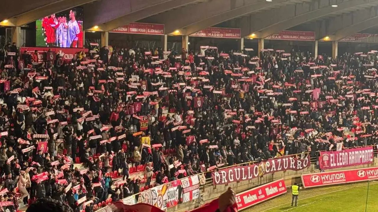 La afici&oacute;n de la Cultural, este martes, en el Reino de Le&oacute;n.