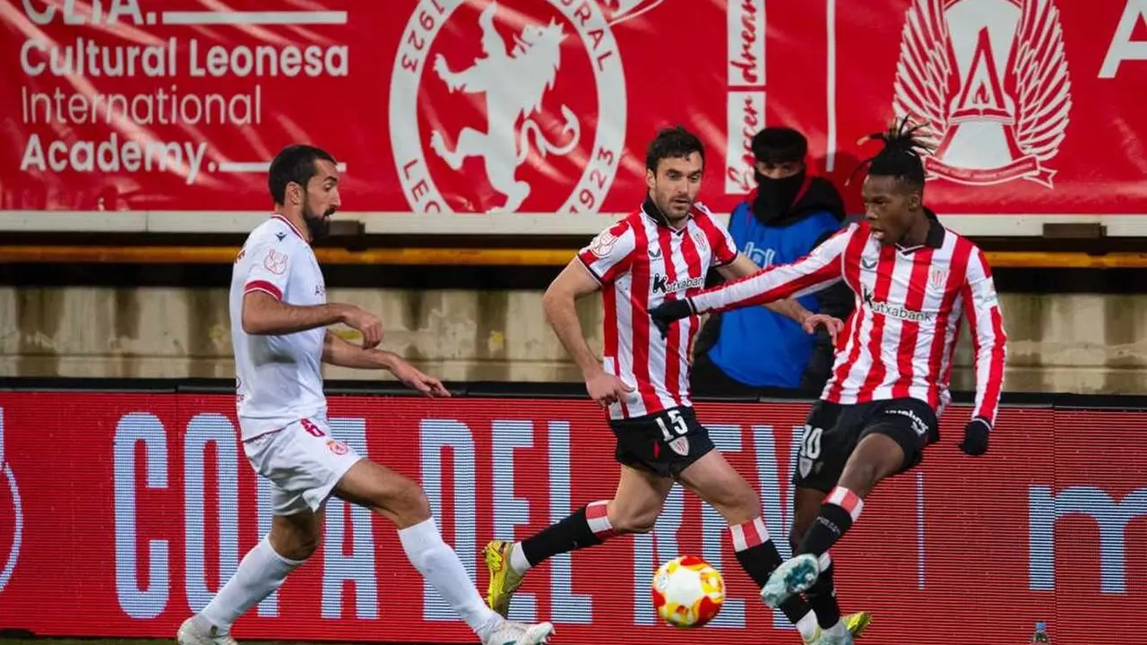 Maestre, ante Nico Williams, durante el encuentro de este martes.