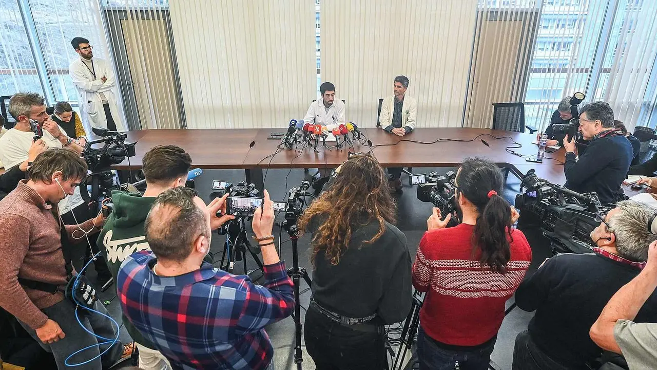 El gerente del Hospital Universitario de Burgos, Carlos Cart&oacute;n (I), y el jefe del servicio de Oncolog&iacute;a del HUBU, Enrique Lastras (D), ofrecen una rueda de prensa para explicar el error que caus&oacute; la muerte de dos pacientes