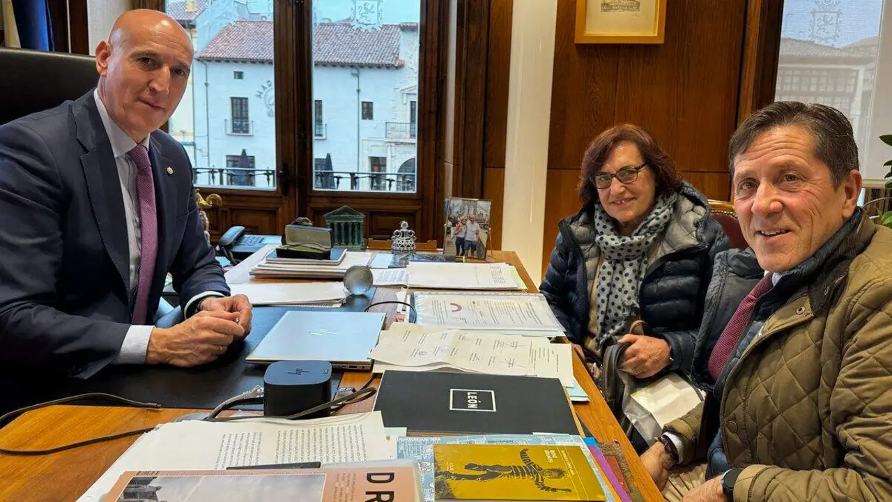 Jos&eacute; Antonio Diez tras firmar la adhesi&oacute;n a la lista de ayuntamientos de la v&iacute;a de Feve. Foto: JADiez