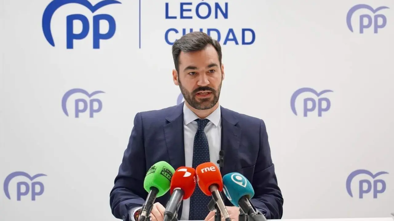 El portavoz del Grupo Municipal del Partido Popular del Ayuntamiento de Le&oacute;n, David Fern&aacute;ndez, durante una rueda de prensa. Foto: Campillo