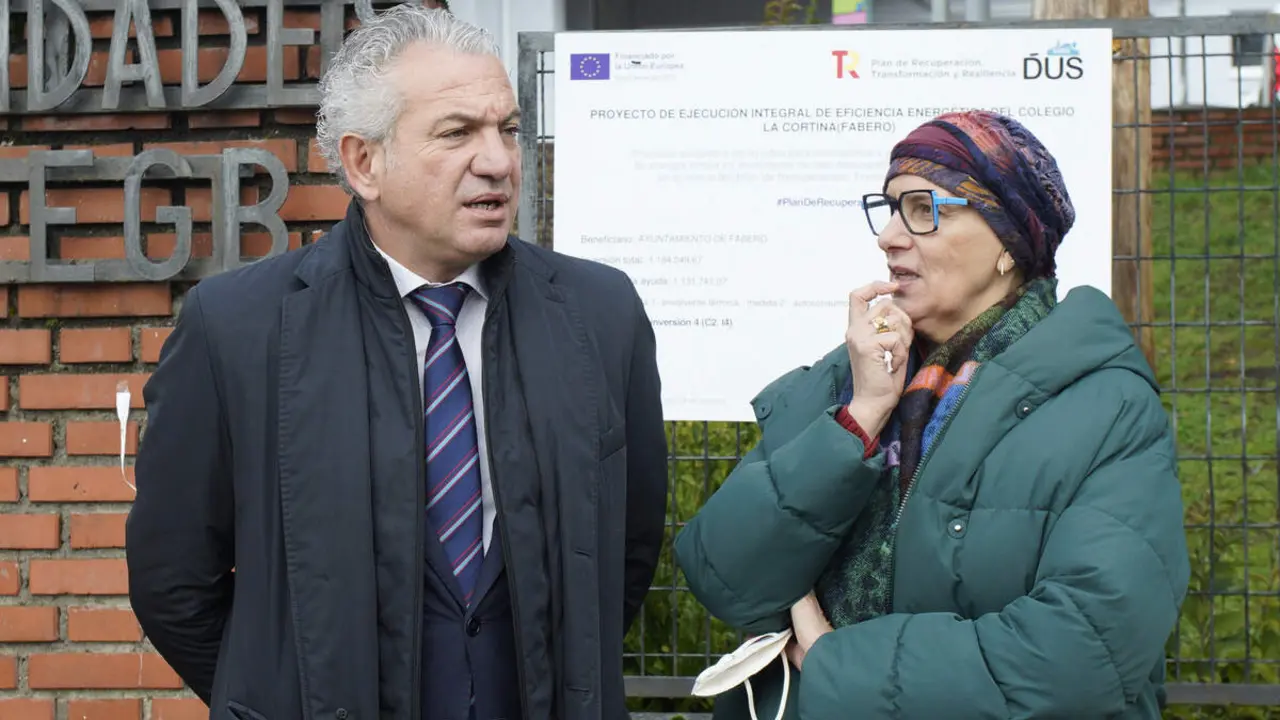 El delegado del Gobierno, Nicanor Sen, durante su visita las obras de mejora energ&eacute;tica realizadas en el colegio La Cortina de Fabero (Le&oacute;n)