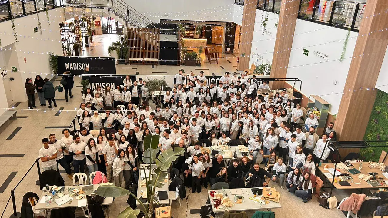 Los equipos de trabajo posan durante la jornada de actividad.