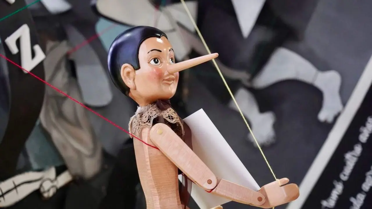 El alcalde de Le&oacute;n, Jos&eacute; Antonio Diez, inaugura la exposici&oacute;n &lsquo;Cu&eacute;ntame un cuadro&rsquo; junto a su autora, Rosana Largo, y a la concejala de Acci&oacute;n y Promoci&oacute;n Cultural, Elena Aguado.