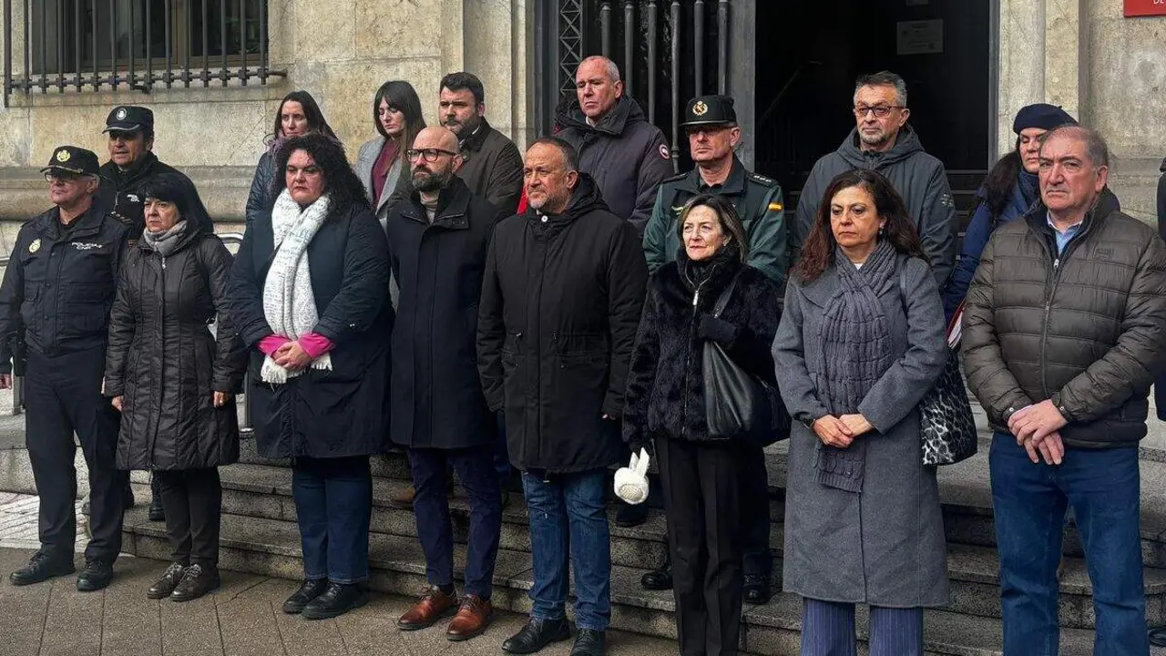 El presidente de la Diputaci&oacute;n y el subdelegado del Gobierno encabezaron este mi&eacute;rcoles un minuto de silencio en Le&oacute;n. Foto: Sub. Gob.
