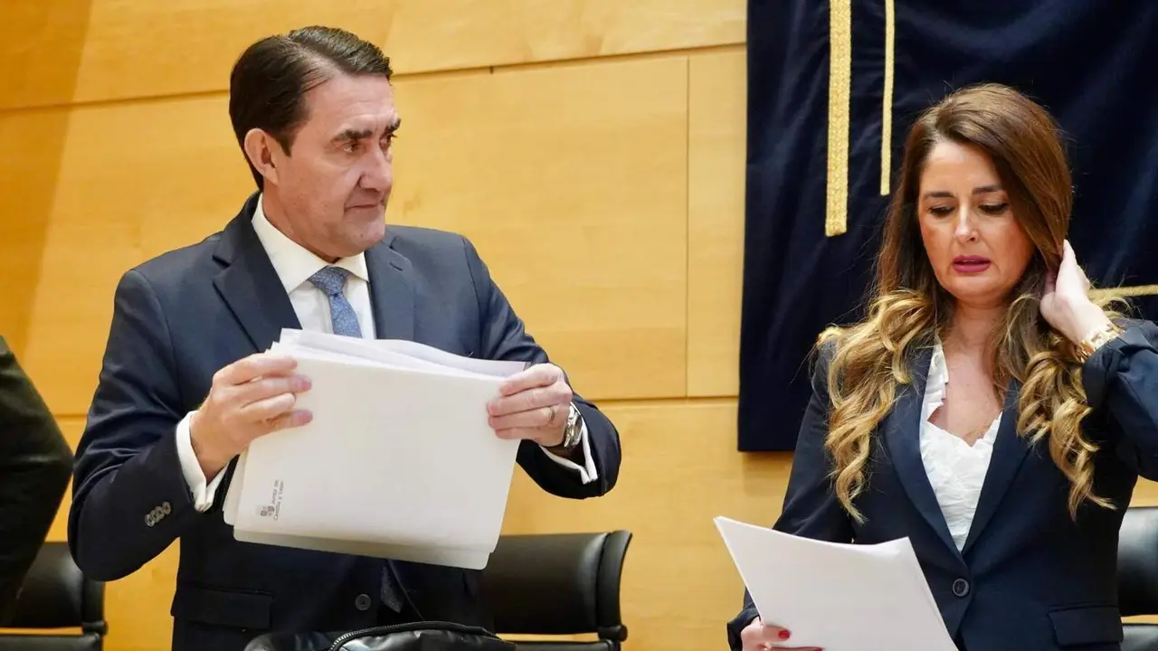 Comparecencia del consejero de Medio Ambiente, Vivienda y Ordenaci&oacute;n del Territorio, Juan Carlos Su&aacute;rez-Qui&ntilde;ones, ante la Comisi&oacute;n de esta &aacute;rea para informar sobre la gesti&oacute;n de la campa&ntilde;a de incendios 2025. Foto: Leticia P&eacute;rez