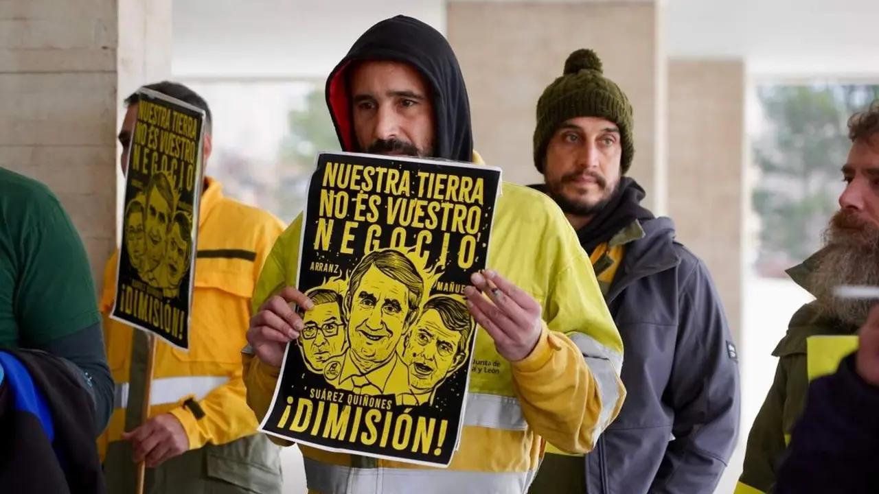 El secretario regional del PSOE, Carlos Mart&iacute;nez, conversa con las personas que protestan a las puertas de las Cortes durante la Comparecencia del consejero de Medio Ambiente para informar sobre la gesti&oacute;n de la campa&ntilde;a de incendios 2025