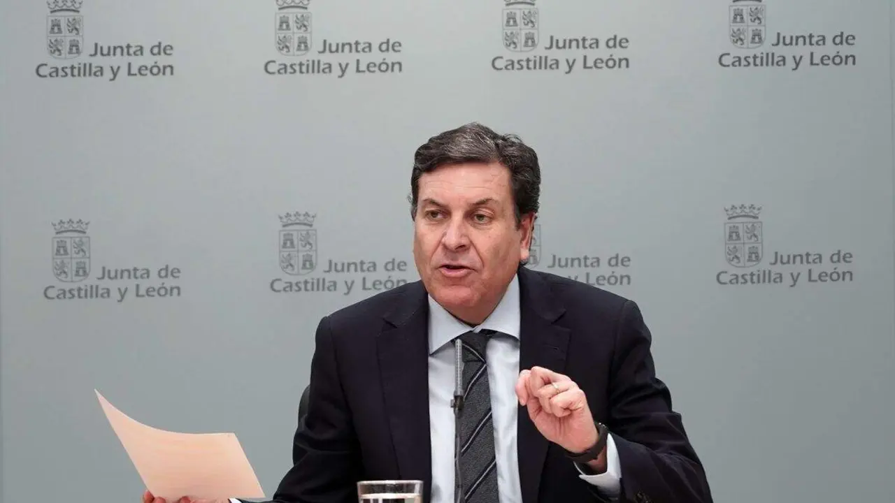 El consejero de Econom&iacute;a y Hacienda y portavoz, Carlos Fern&aacute;ndez Carriedo, comparece en rueda de prensa posterior al Consejo de Gobierno. Foto: Rub&eacute;n Cacho.