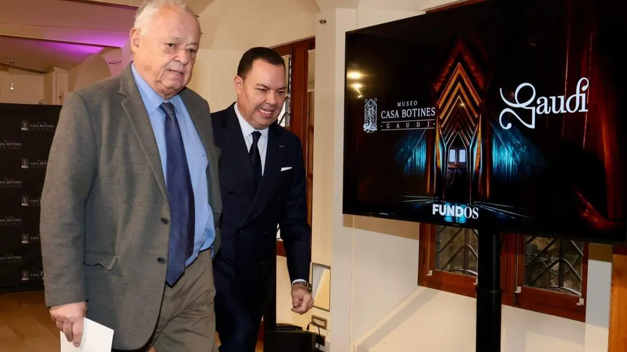 El consejero de Cultura, Turismo y Deporte, Gonzalo Santonja, presenta la participaci&oacute;n de la Junta de Castilla y Le&oacute;n para conmemorar el A&ntilde;o Gaud&iacute; 2026 junto al director general de la Fundaci&oacute;n Obra Social Castilla y Le&oacute;n, Jos&eacute; Mar&iacute;a Viejo, y el conservador jefe del Museo Casa Botines Gaud&iacute;, Carlos Varela.