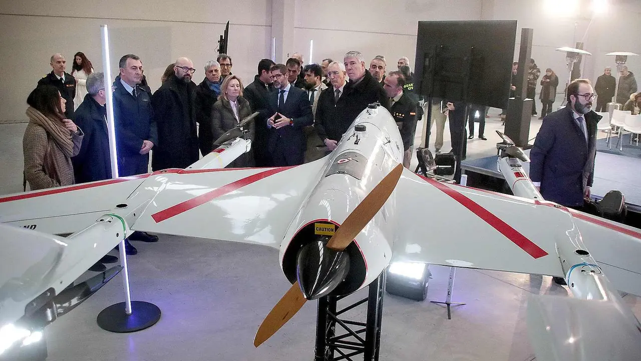 La secretaria de Estado de Defensa, Amparo Valcarce, visita las instalaciones de la futura f&aacute;brica de veh&iacute;culos a&eacute;reos no tripulados de Indra Group acompa&ntilde;ada por el presidente ejecutivo, &Aacute;ngel Escribano, y el consejero delegado, Jos&eacute; Vicente de los Mozos. Foto: Peio Garc&iacute;a