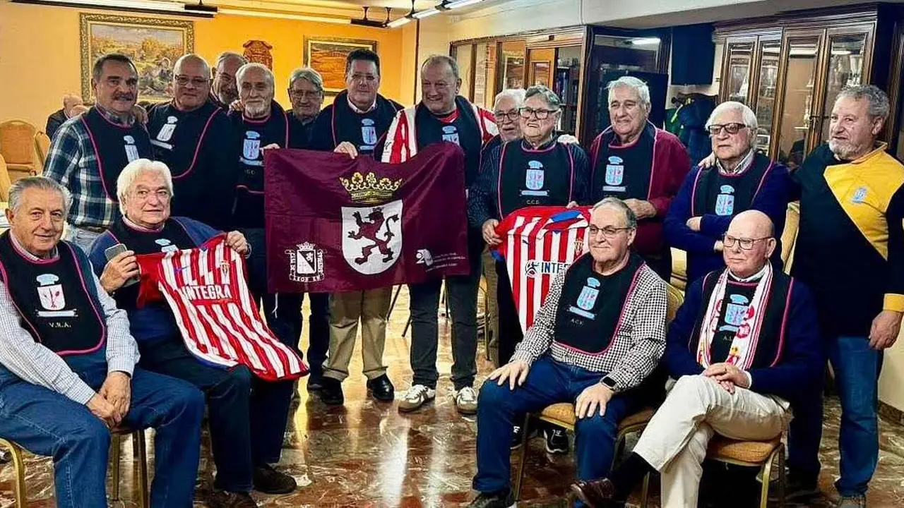El enfrentamiento entre la Cultural y Deportiva Leonesa y el Sporting de Gij&oacute;n comenz&oacute; a jugarse lejos del c&eacute;sped y antes del pitido inicial. La Pe&ntilde;a Los Leones, vinculada a la Casa de Le&oacute;n en Asturias, celebr&oacute; en Gij&oacute;n su primera comida oficial, una cita gastron&oacute;mica que sirvi&oacute; como antesala del duelo que se disputar&aacute; este s&aacute;bado en el estadio Reino de Le&oacute;n.