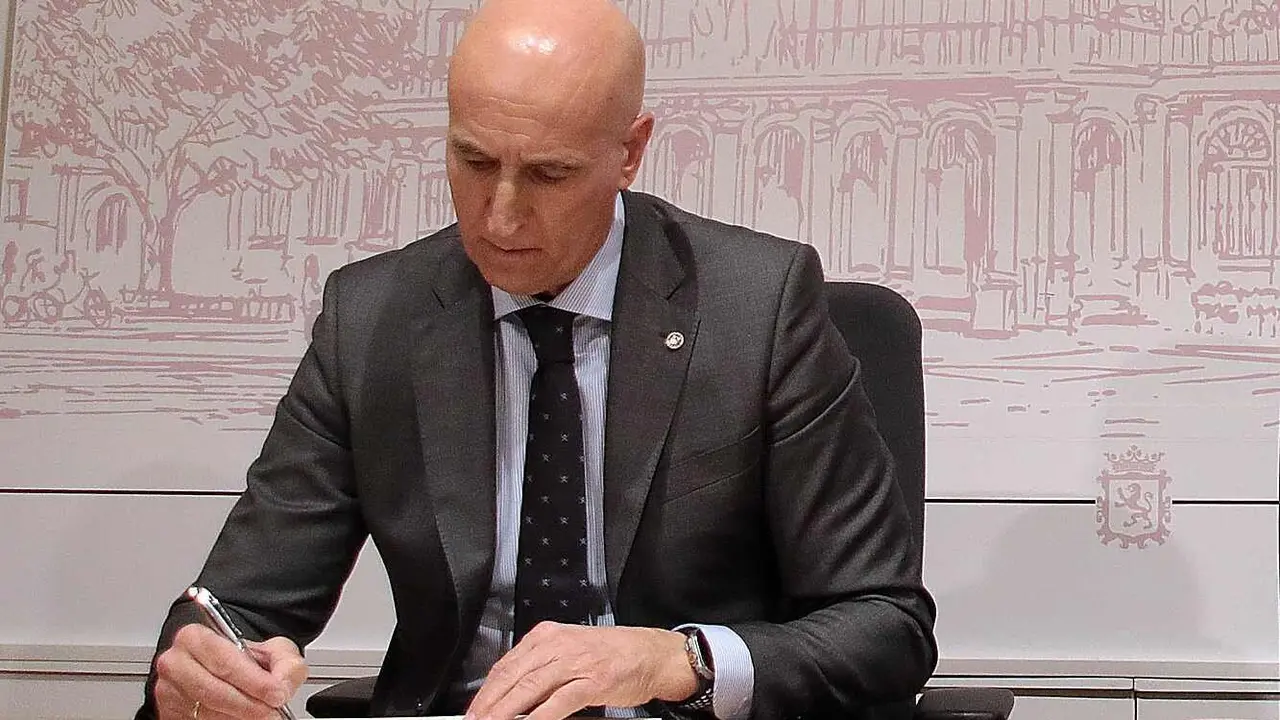 Jos&eacute; Antonio Diez, este jueves, durante la firma de un protocolo para la elaboraci&oacute;n del Plan Regional para la coordinaci&oacute;n urban&iacute;stica del entorno del Camino de La Raya. Foto: Peio Garc&iacute;a
