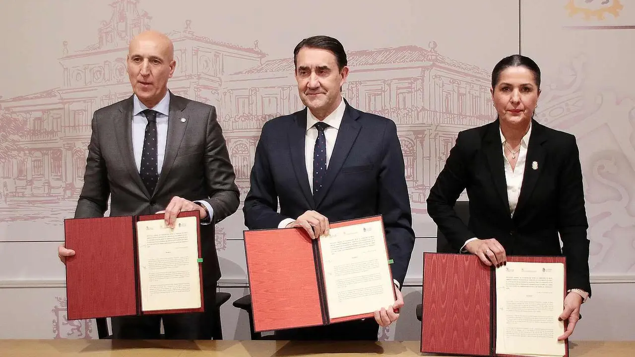 El Plan Regional para la coordinaci&oacute;n urban&iacute;stica en el entorno del Camino de La Raya, cuyo protocolo de elaboraci&oacute;n firmaron hoy el consejero de Medio Ambiente, Vivienda y Ordenaci&oacute;n del Territorio, Juan Carlos Su&aacute;rez-Qui&ntilde;ones, con los alcaldes de Le&oacute;n, Jos&eacute; Antonio Diez, y de San Andr&eacute;s del Rabanedo, Ana Fern&aacute;ndez, convertir&aacute; el espacio existente entre ambos municipios en &ldquo;un nuevo polo industrial bien articulado&rdquo;. Foto: Peio Garc&iacute;a