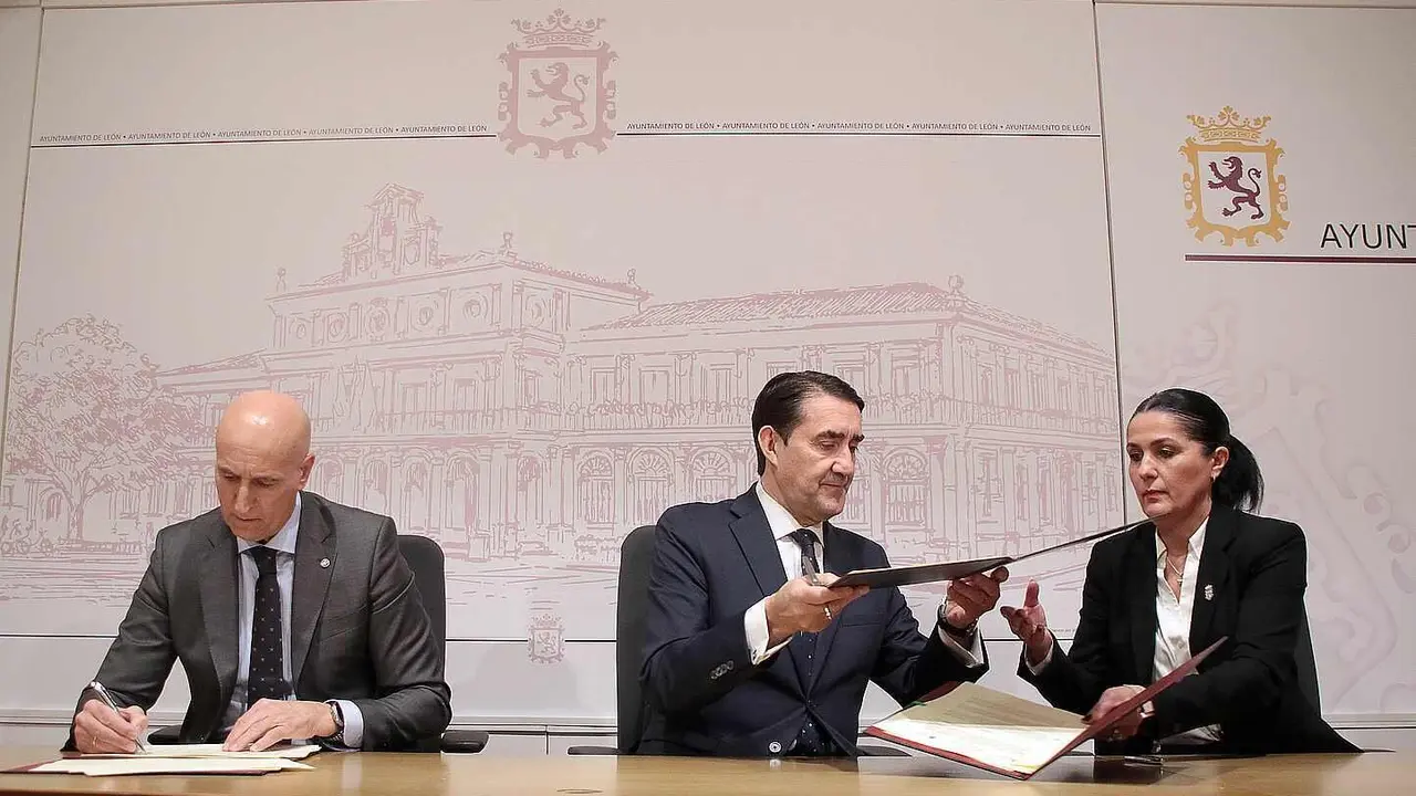 El consejero de Medio Ambiente, Vivienda y Ordenaci&oacute;n del Territorio, Juan Carlos Su&aacute;rez-Qui&ntilde;ones, firma un protocolo con los alcaldes de Le&oacute;n, Jos&eacute; Antonio Diez, y de San Andr&eacute;s del Rabanedo, Ana Fern&aacute;ndez