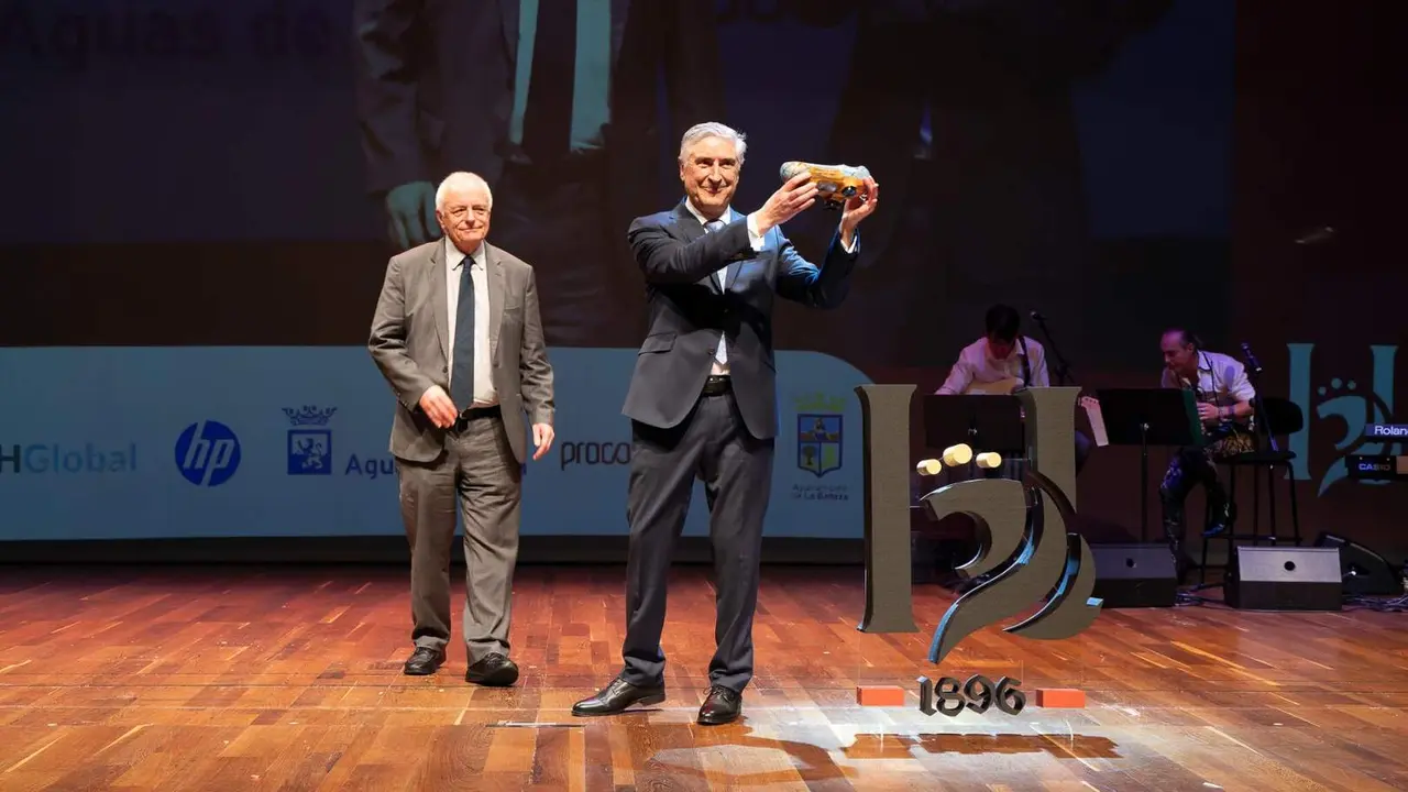 El cient&iacute;fico Jos&eacute; Luis Barredo fue distinguido este jueves con el Premio Ciencia y Divulgaci&oacute;n en el marco de los Premios Compromiso Heraldo de Le&oacute;n, celebrados en el Auditorio de Le&oacute;n con motivo del primer aniversario del diario digital. El galard&oacute;n le fue entregado por Gerardo Guti&eacute;rrez, presidente de la Fundaci&oacute;n Gadea, en reconocimiento a su labor investigadora y a su compromiso con la divulgaci&oacute;n cient&iacute;fica desarrollada desde la provincia.