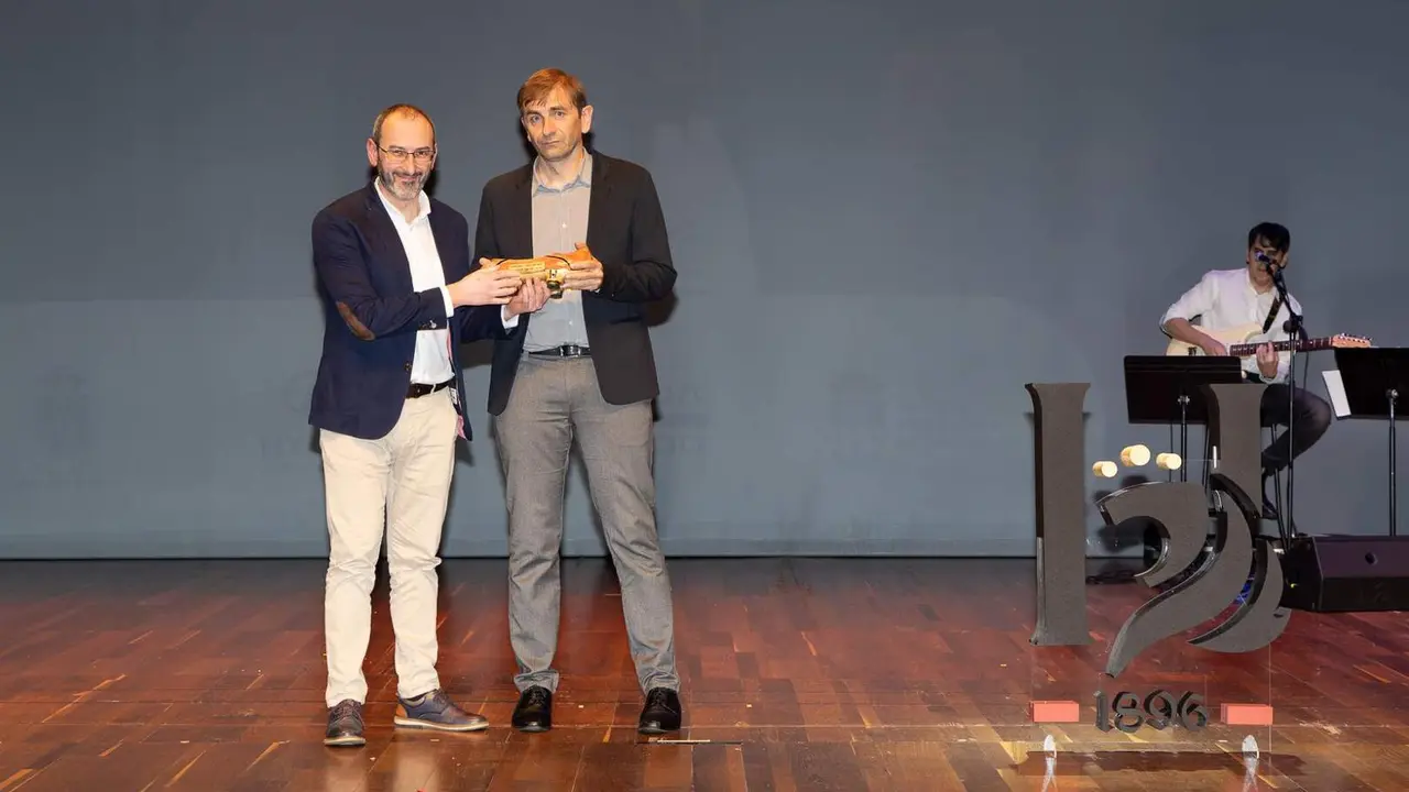 El Club Baloncesto Femenino Le&oacute;n fue distinguido este jueves con el Premio Deporte en el marco de los Premios Compromiso Heraldo de Le&oacute;n, celebrados en el Auditorio de Le&oacute;n con motivo del primer aniversario del diario digital.&nbsp;El galard&oacute;n fue recogido por el presidente del club, Rafa Gonz&aacute;lez, y entregado por Mario Garc&iacute;a, gerente de Leomotor, en reconocimiento a la labor de la entidad en la promoci&oacute;n y consolidaci&oacute;n del deporte femenino en la ciudad. Fotos: cara A cara