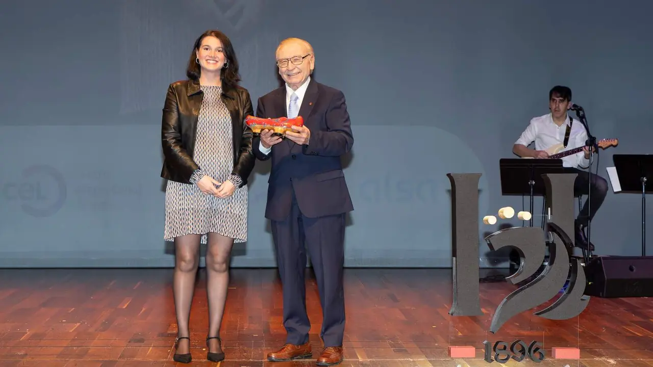 Mart&iacute;n Mance&ntilde;ido, cofundador de la Federaci&oacute;n Espa&ntilde;ola de Donantes de Sangre, fue distinguido este jueves con el Premio Social en el marco de los Premios Compromiso Heraldo de Le&oacute;n, celebrados en el Auditorio de Le&oacute;n con motivo del primer aniversario del diario digital.&nbsp;El galard&oacute;n le fue entregado por Covadonga Tejera Lamelas, administradora de Centros Buend&iacute;a, en reconocimiento a una trayectoria marcada por el compromiso altruista y la dedicaci&oacute;n a salvar vidas a trav&eacute;s de la donaci&oacute;n de sangre. Fotos: cara A cara