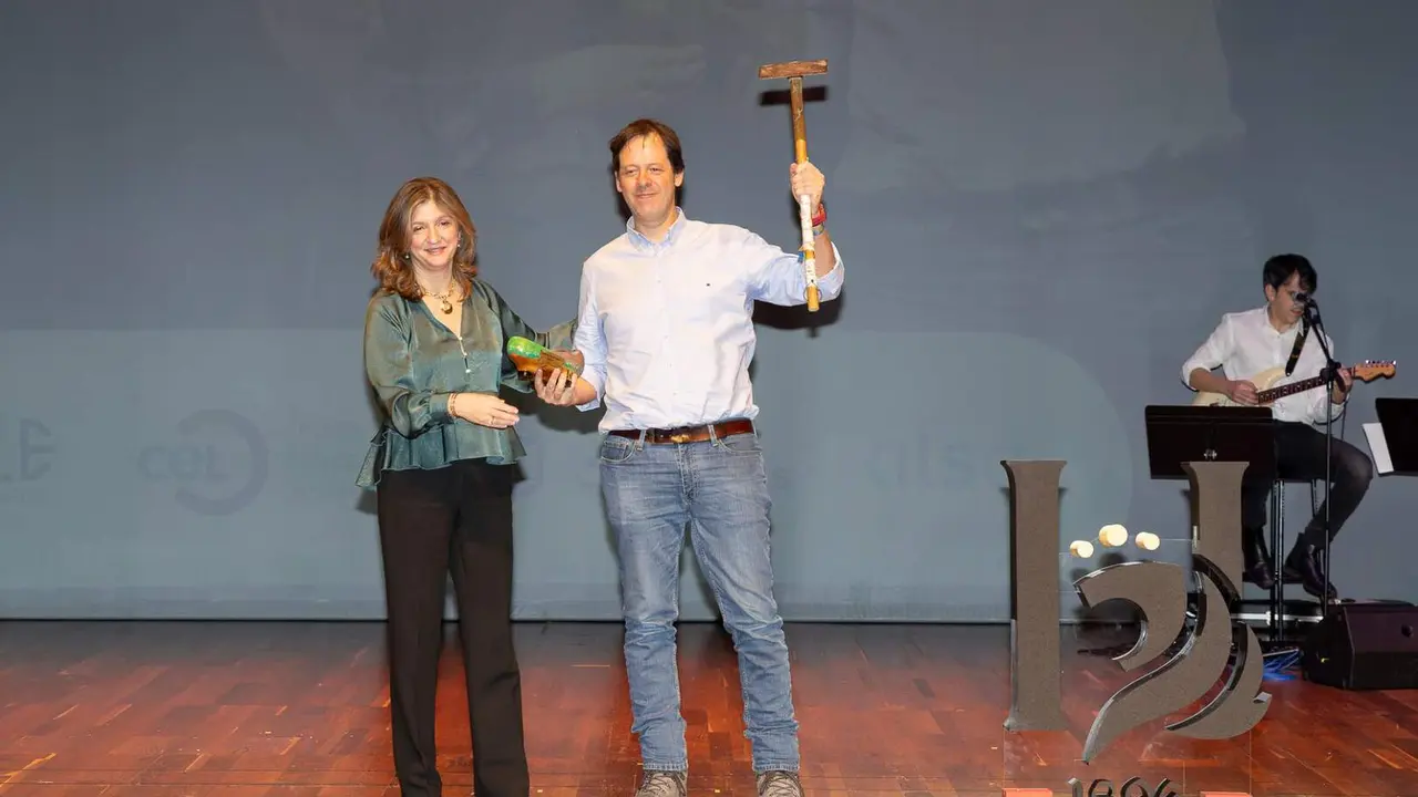 Paco Fern&aacute;ndez, gerente de iRiego, fue distinguido este jueves con el Premio Empresa en el marco de los Premios Compromiso Heraldo de Le&oacute;n, celebrados en el Auditorio de Le&oacute;n con motivo del primer aniversario del diario digital.&nbsp;El galard&oacute;n le fue entregado por la rectora de la Universidad de Le&oacute;n, Nuria Gonz&aacute;lez, en reconocimiento a una trayectoria empresarial vinculada a la innovaci&oacute;n, el desarrollo tecnol&oacute;gico y el crecimiento econ&oacute;mico desde el medio rural leon&eacute;s. Fotos: cara A cara