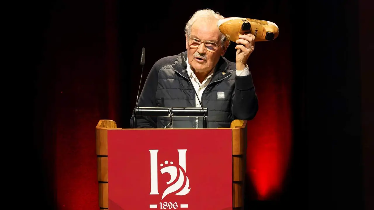 El peri&oacute;dico digital Heraldo de Le&oacute;n reivindic&oacute; este jueves &ldquo;el periodismo comprometido&rdquo; durante la gala de celebraci&oacute;n de su primer aniversario, para cuya conmemoraci&oacute;n se procedi&oacute; a la entrega de los I Premios Compromiso, con los que reconoci&oacute; a personas e instituciones &ldquo;referentes&rdquo; en la provincia. En la imagen, Prada 'A Tope' con su madre&ntilde;a. Fotos: cara A cara