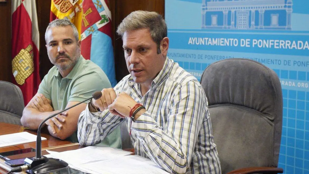 El teniente de alcalde del Ayuntamiento de Ponferrada, Iv&aacute;n Alonso (D), junto al concejal de Desarrollo Econ&oacute;mico e Industrial, Comercio, Innovaci&oacute;n y Escuela Taller. David Pacios (I), durante la presentaci&oacute;n de los presupuestos municipales
