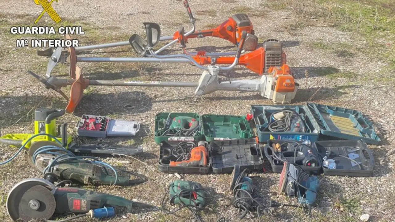 Parte de los objetos presuntamente robados en furgonetas y decomisados en la operaci&oacute;n. Foto: Guardia Civil