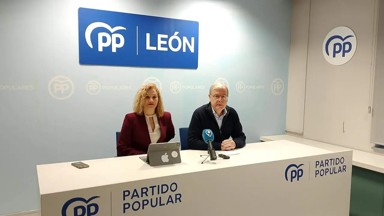 Silvia Franco y Antonio Silv&aacute;n en la rueda de prensa. Foto: PP