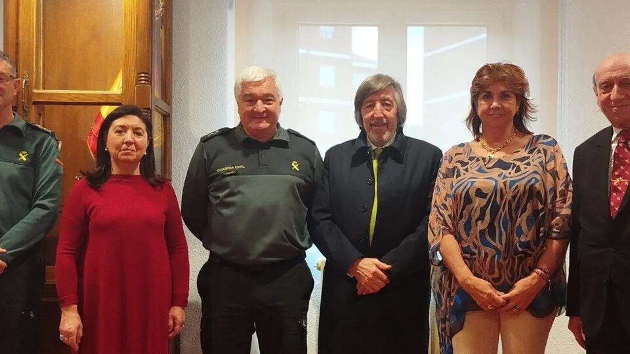 La Imperial Orden del Pend&oacute;n de San Isidoro de Le&oacute;n, ha efectuado la visita institucional al nuevo Jefe de la  12&ordf; Zona de la Guardia Civil, con sede en Le&oacute;n, General de Brigada Miguel S&aacute;nchez Guerrero, que estaba acompa&ntilde;ado por el Coronel Julio Gutierrez Hern&aacute;ndez, Jefe de la Comandancia de Le&oacute;n y a su vez Ilte. Caballero Cofrade de Honor de la propia Cofrad&iacute;a Isidoriana.