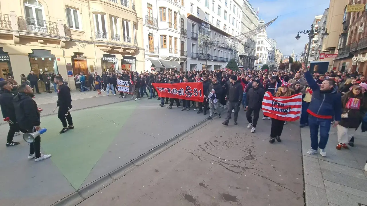 'La Mareona', por las calles de Le&oacute;n, camino al Reino.