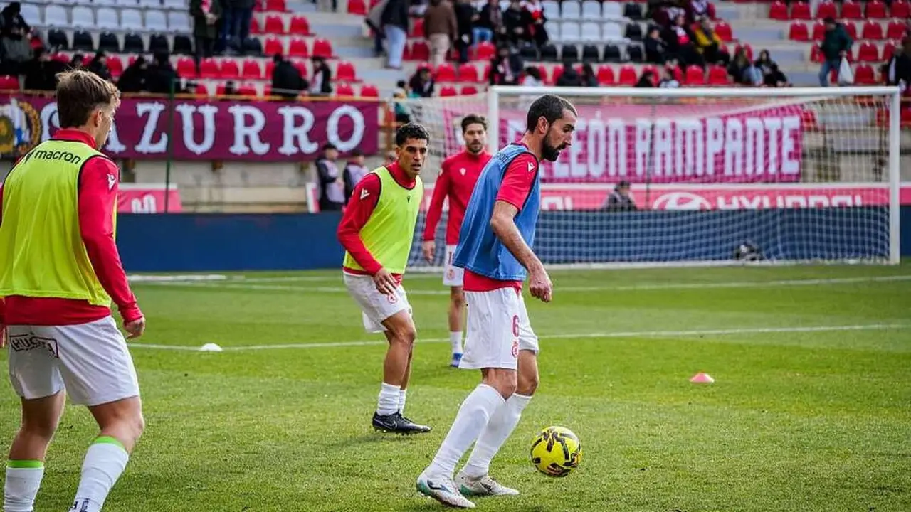Maestre, durante el calentamiento previo al partido.