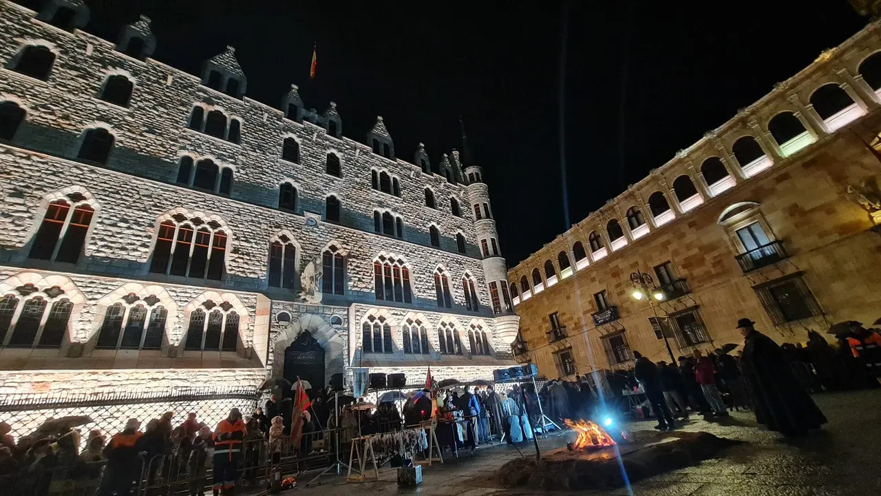 La Acera de Botines fue escenario este s&aacute;bado de la celebraci&oacute;n de San Ant&oacute;n y el goch&iacute;n, una convocatoria que volvi&oacute; a congregar a numerosos vecinos y visitantes interesados en participar en una de las manifestaciones m&aacute;s representativas del calendario tradicional leon&eacute;s. El enclave urbano acogi&oacute; una jornada en la que se combinaron elementos festivos y culturales propios del invierno.