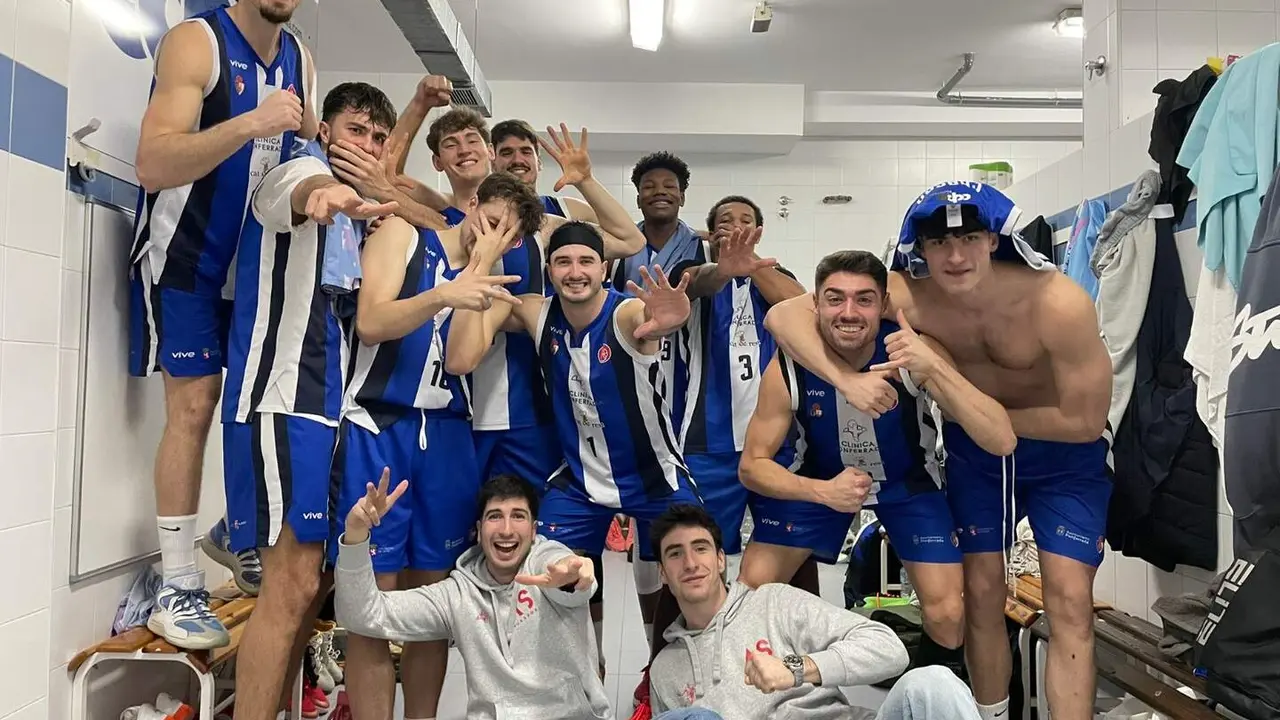 Los jugadores del Cl&iacute;nica Ponferrada celebran la victoria en el vestuario. Foto: Ponferrada SPD